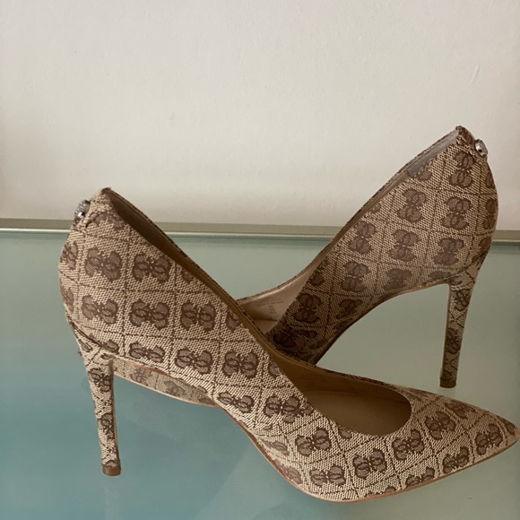 GUESS Pumps - Picture 1 of 4